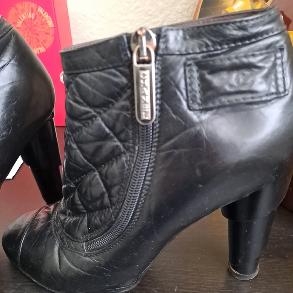 ***Authentic***Channel Quilted Gorgeous Booties - Picture 7 of 8